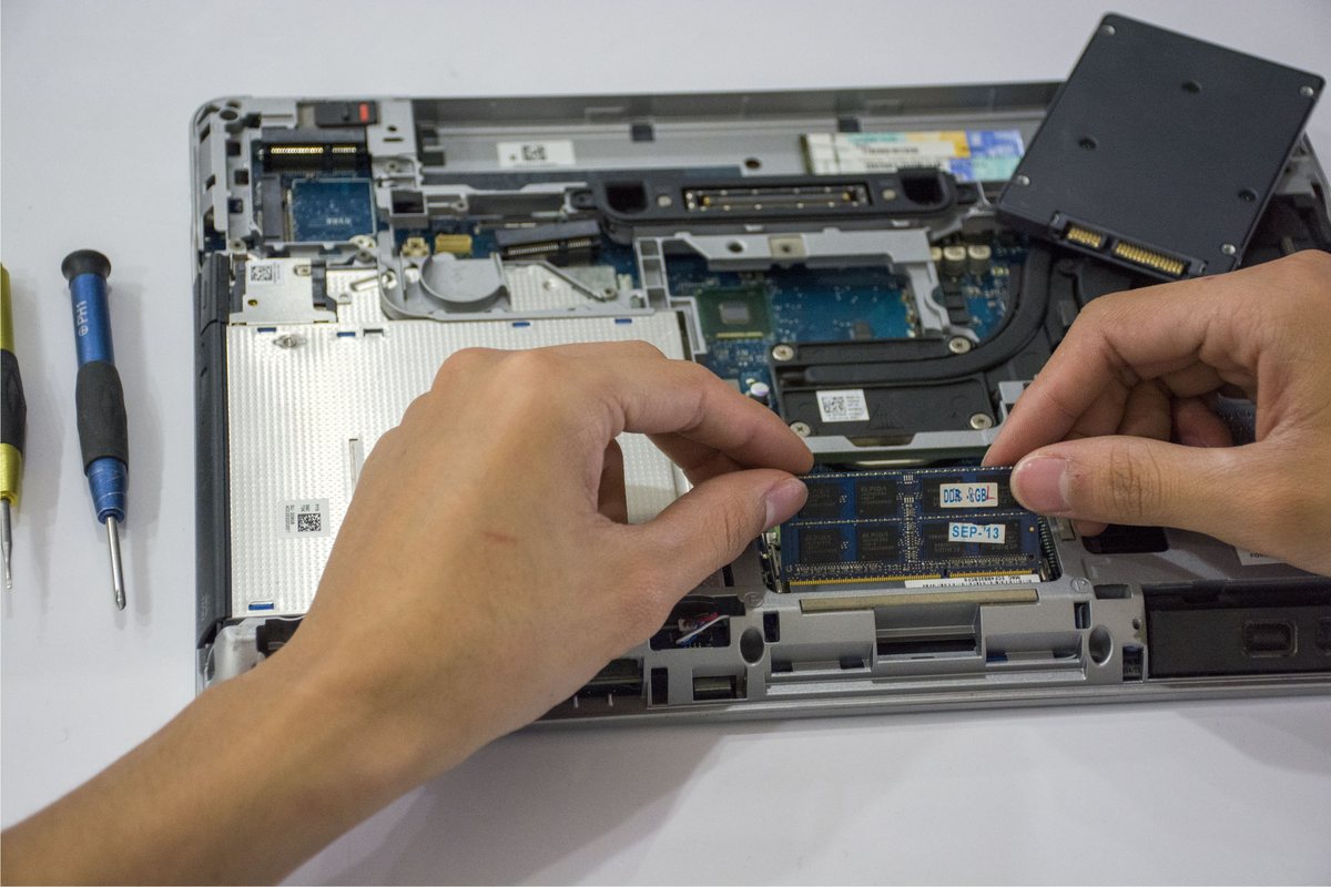 Laptop belső alkatrészének javítása